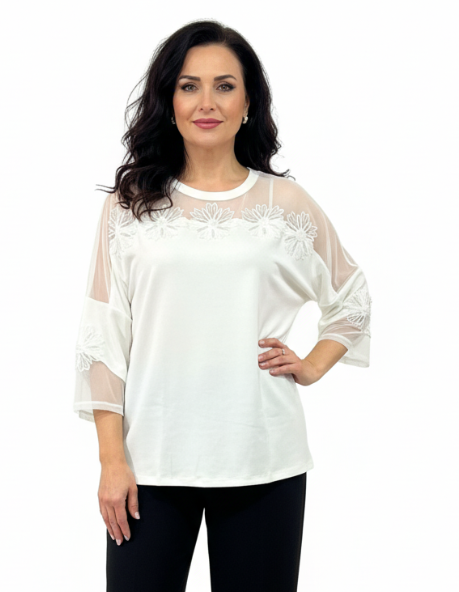 Bluză albă cu inserții din tulle și aplicații florale, mâneci 3/4